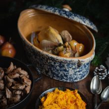 Pintade farcie, knepfle à la farine de châtaigne et purée de potimarron