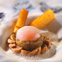 Œuf en cuisson douce, blettes au miel, émulsion de volaille, champignons